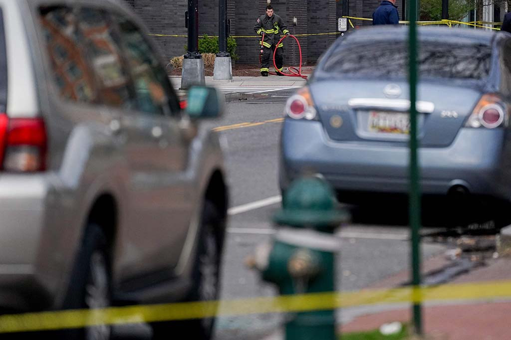 Menurut Carroll, dua orang tewas di lokasi kejadian dan lima korban luka lainnya dibawa ke rumah sakit.