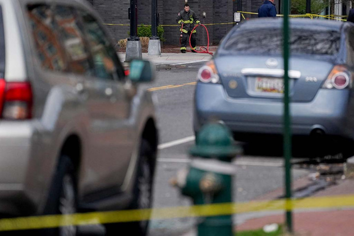 Menurut Carroll, dua orang tewas di lokasi kejadian dan lima korban luka lainnya dibawa ke rumah sakit.