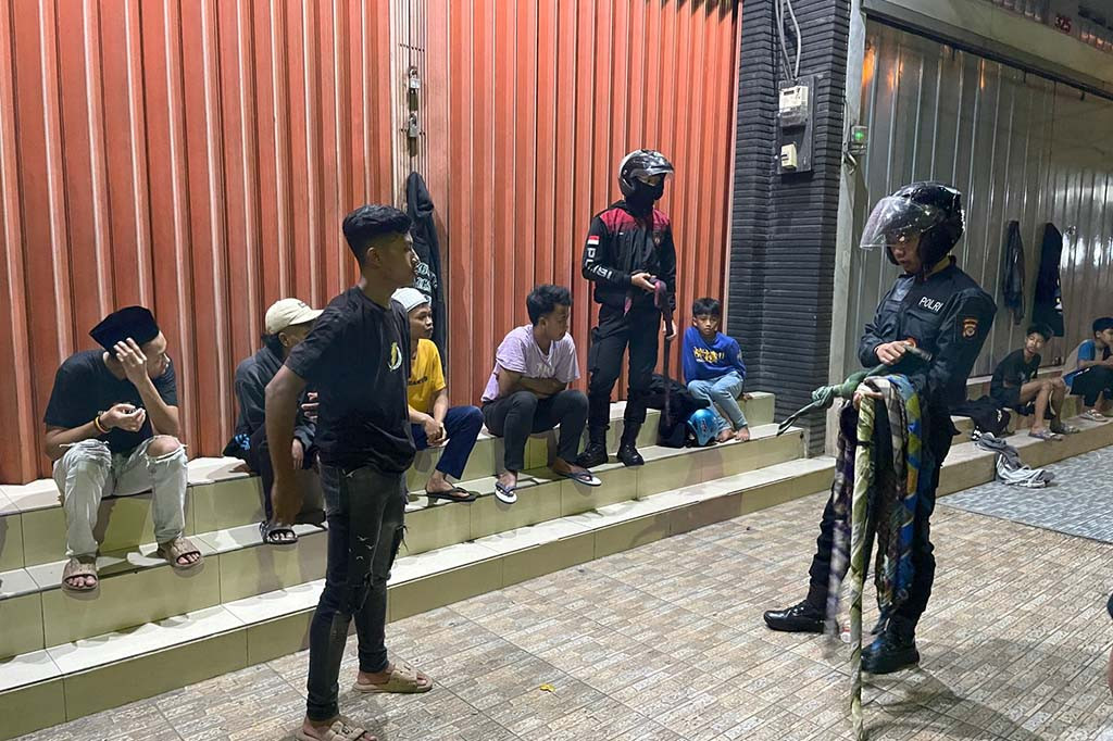 Kasat Samapta Polres Garut, AKP Masrokan mengatakan, pihaknya berhasil menangkap 10 orang remaja yang hendak melakukan perang sarung dan mereka tertangkap tangan ketika petugas tengah patroli dialogis dalam upaya menjaga dan memelihara keamanan serta ketertiban masyarakat. Namun, dalam perang sarung yang dilakukan para remaja itu berhasil mengamankan 5 sarung.