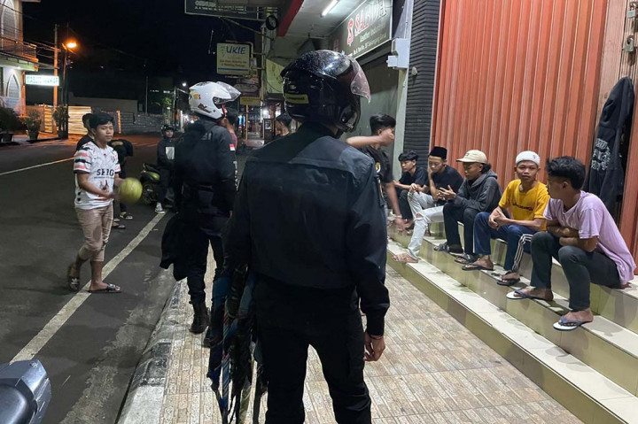 Sebanyak 10 orang remaja di Kabupaten Garut diamankan petugas Samapta Polres Garut yang tengah melakukan patroli dialogis dalam upaya menjaga dan memelihara keamanan serta ketertiban masyarakat (Harkamtibmas), Jumat, 15 Maret 2024 sekitar pukul 02.34 WIB dini hari. Penangkapan tersebut, dilakukan di Jalan Tegal Kurdi, Kelurahan Sukamenteri setelah sekelompok remaja kedapatan tengah perang sarung.