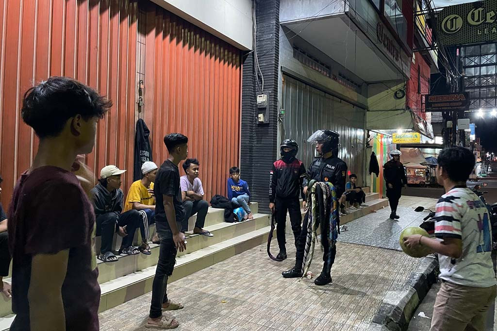 Ia mengatakan, perang sarung yang dilakukan remaja bukan hanya membahayakan dirinya sendiri tapi juga membahayakan orang lain dan di beberapa daerahnperang sarung bisa memicu terjadinya tawuran dan perang antar kampung. Namun, selama pelaksanaan patroli yang dilakukan petugas Samapta tidak hanya menjalankan tugas rutin pengamanan, tetapi juga aktif memberikan himbauan Kamtibmas kepada warga.