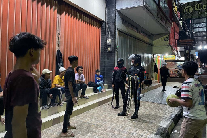 Ia mengatakan, perang sarung yang dilakukan remaja bukan hanya membahayakan dirinya sendiri tapi juga membahayakan orang lain dan di beberapa daerahnperang sarung bisa memicu terjadinya tawuran dan perang antar kampung. Namun, selama pelaksanaan patroli yang dilakukan petugas Samapta tidak hanya menjalankan tugas rutin pengamanan, tetapi juga aktif memberikan himbauan Kamtibmas kepada warga.