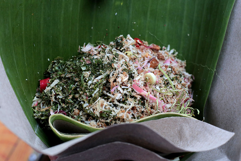 Meskipun disebut 'sambal', sambai oen peugaga lebih mirip dengan penganan urap ketimbang sambal. Hidangan tradisional Aceh ini merupakan warisan leluhur yang unik, kaya akan cita rasa, dan manfaat kesehatan.