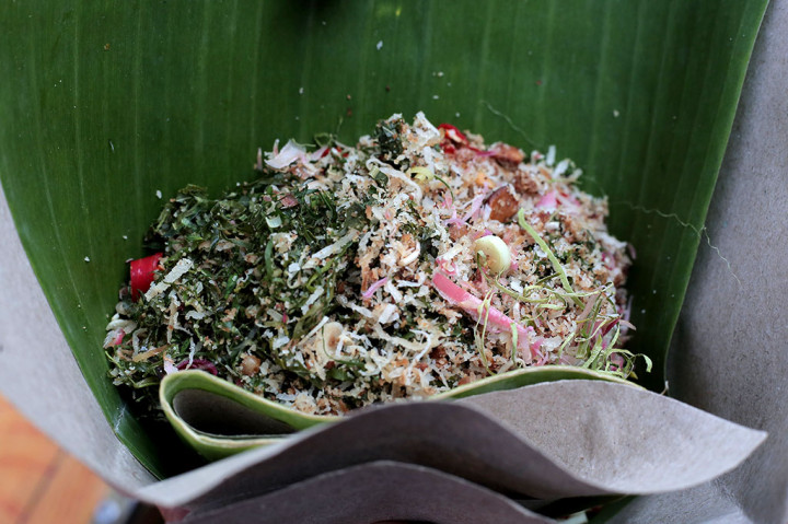 Meskipun disebut 'sambal', sambai oen peugaga lebih mirip dengan penganan urap ketimbang sambal. Hidangan tradisional Aceh ini merupakan warisan leluhur yang unik, kaya akan cita rasa, dan manfaat kesehatan.