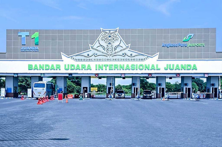ASQ Awards adalah penghargaan tertinggi bagi bandara-bandara dengan tingkat pelayanan terbaik di dunia oleh organisasi pengelola bandara-bandara di dunia Airports Council International (ACI).
