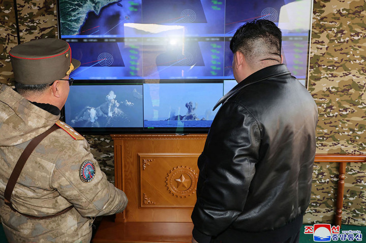 “Cangkang besar dari peluncur roket ganda super besar, yang ditembakkan dari laras senjata tajam seperti lava, terbang ke sasaran dengan api yang memusnahkan musuh,” katanya.