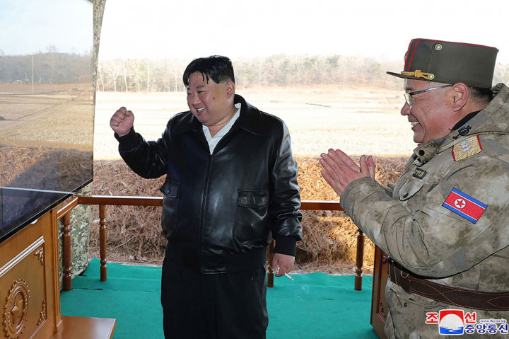 Latihan tersebut juga menampilkan simulasi ledakan udara dari cangkang peluncur roket ganda yang sangat besar, lanjut laporan itu.
