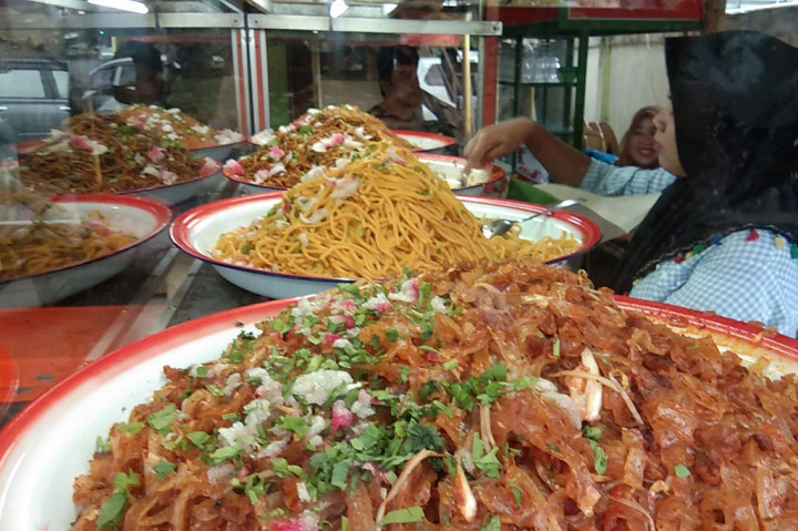 Mie caluk, khas dari Kota Sigli ini memiliki cita rasa yang unik dibandingkan dengan mie-mie lainnya. Hal ini disebabkan oleh racikan bumbu rempahnya yang kaya, serta proses pengolahan yang dilakukan langsung di tempat.
