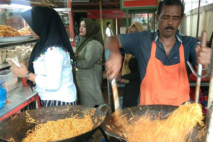 Dengan cita rasa yang khas dan kualitasnya yang terjamin, mie caluk Bang Baka menjadi pilihan utama bagi masyarakat Aceh saat berburu hidangan berbuka puasa selama Ramadan. Tak hanya itu, di hari-hari biasa pun mie caluk Bang Baka ramai pengunjung. 