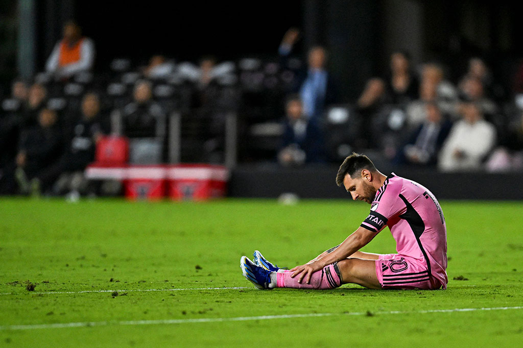 Lionel Messi dipastikan absen membela tim nasional (timnas) Argentina di dua laga persahabatan selama jeda internasional karena cedera hamstring.