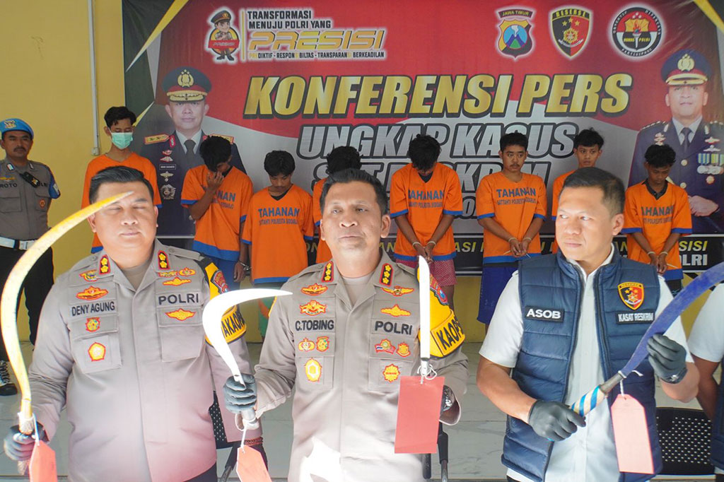 Aparat Reskrim Polresta Sidoarjo menangkap 17 pelaku pengeroyokan yang melibatkan oknum perguruan silat di tiga tempat kejadian perkara berbeda. Sejumlah benda tajam seperti clurit dan pedang juga disita.