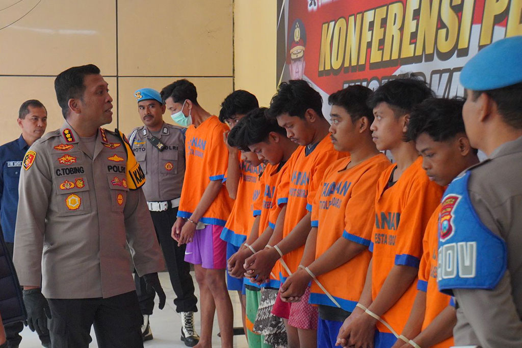 Kapolresta Sidoarjo Kombes Christian Tobing mengatakan, para pelaku biasanya melakukan konvoi kendaraan bermotor pada dini hari. Saat bertemu dengan kelompok lain, akan terjadi gesekan dan melakukan pengeroyokan. Di antara para pelaku pengeroyokan ini ada sejumlah oknum perguruan silat.