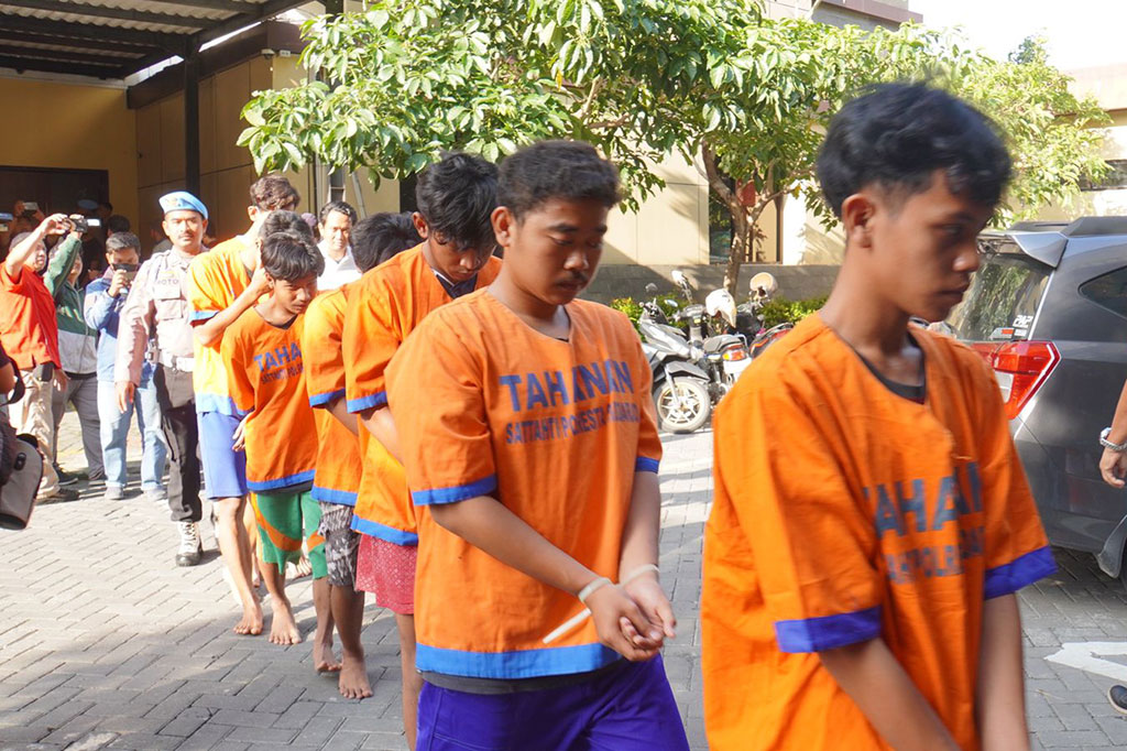 Kini para pelaku harus meringkuk di Rutan Polresta Sidoarjo. Mereka diancam pasal 170 ayat (2) ke 1 KUHP, dengan hukuman maksimal tujuh tahun penjara. Sementara yang membawa sajam, juga dikenai pasal 2 ayat (1) KUHP, dengan ancaman maksimal 10 tahun penjara. 