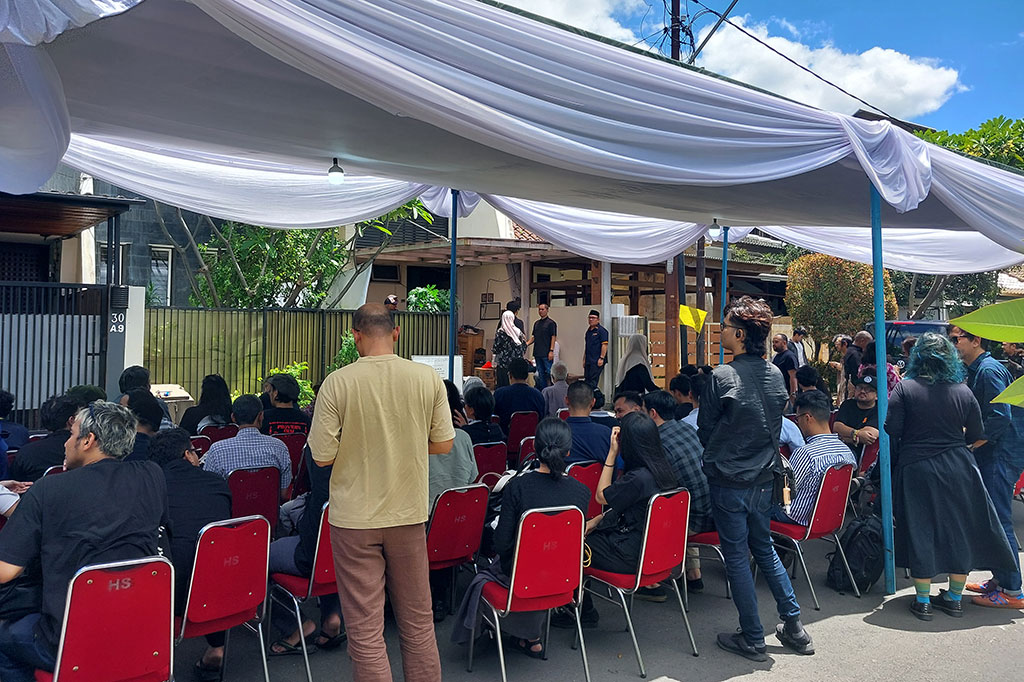 Suasana duka menyelimuti kediaman vokalis dan pendiri band Sore, Firza Achmar Paloh atau Ade Paloh, di kawasan Bona Indah, Lebak Bulus, Jakarta Selatan, Selasa, 19 Maret 2024.