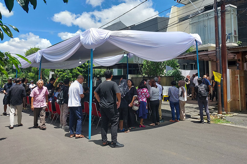 Sejumlah kerabat, handai taulan, dan keluarga tampak memenuhi halaman rumah duka. 