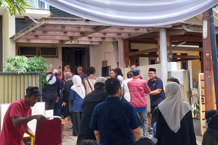 Ade Paloh meninggal dunia pada Selasa karena sakit. Kabar tersebut dikonfirmasi oleh pengamat musik Adib Hidayat melalui Bemby Gusti selaku drummer band Sore.