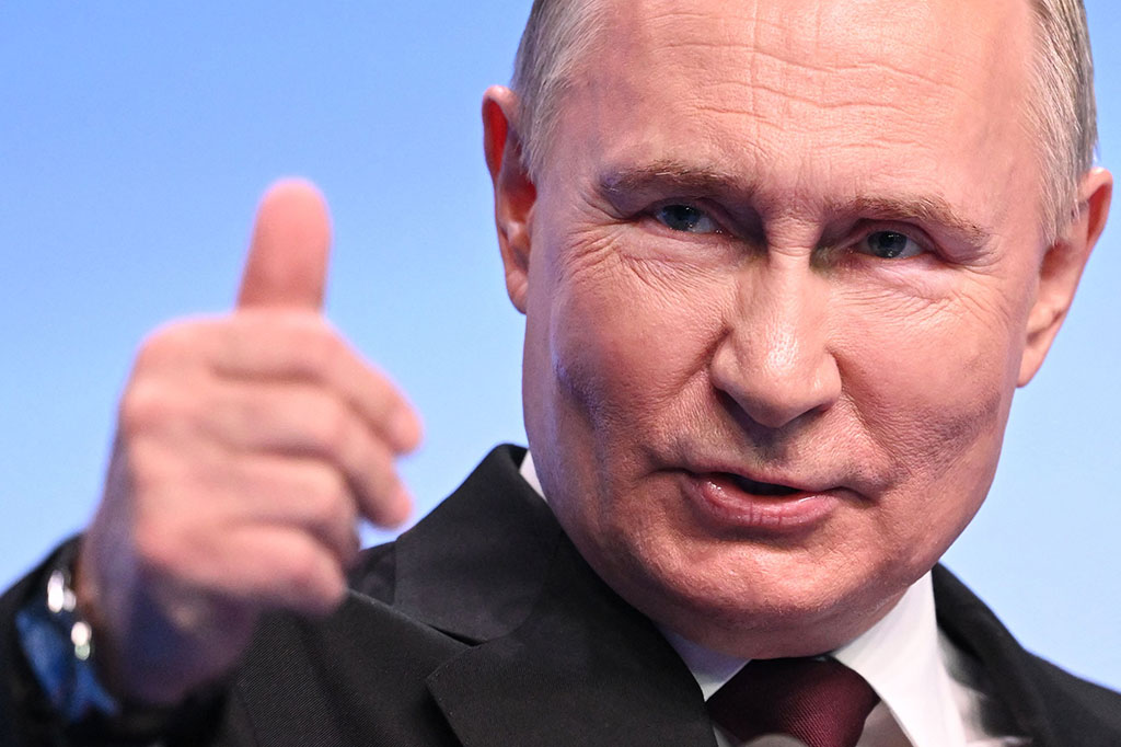 Presiden petahana yang juga calon calon presiden Rusia Vladimir Putin bertemu dengan media di markas kampanyenya di Moskow, 18 Senin, Maret 2024 waktu setempat.