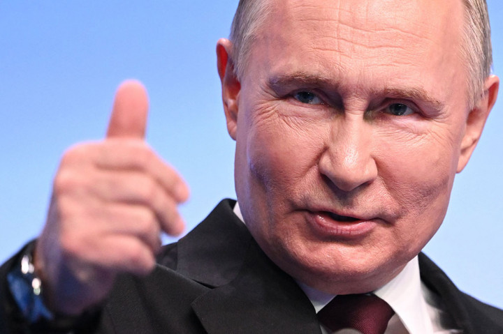 Presiden petahana yang juga calon calon presiden Rusia Vladimir Putin bertemu dengan media di markas kampanyenya di Moskow, 18 Senin, Maret 2024 waktu setempat.