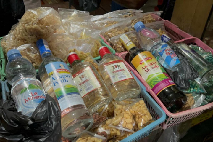 Kasat Samapta, Kompol Arfian Riski Dwi Wibowo mengatakan, polisi telah mengamankan seorang laki-laki inisial N (42) warga asal Desa Baki, Sukoharjo yang kedapatan menjual minuman keras di warung sembako miliknya di kawasan Mojosongo, Solo.