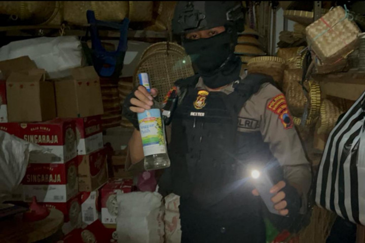 Hasil patroli Tim Sparta Polresta Surakarta pada Selasa, 19 Maret 2024 dini hari adalah mengamankan seorang penjual miras di Mojosongo, yang mencoba mengaburkan bisnis mirasnya dengan berkedok warung sembako.