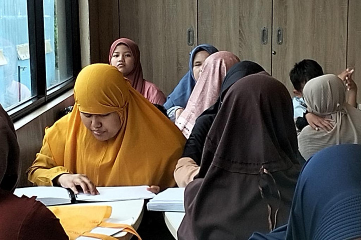 Belasan penyandang disabilitas netra yang tergabung dalam Majelis Taklim Tuna Netra Al Hikmah Cintarasa, Kecamatan Tawang, Kota Tasikmalaya, Jawa Barat menggelar tadarus braille amaliah bulan Ramadan dilakukannya di restoran cepat saji McDonald's Jalan Ir Juanda. Para anak berkebutuhan khusus penghapal Alquran melakukannya secara fasih.