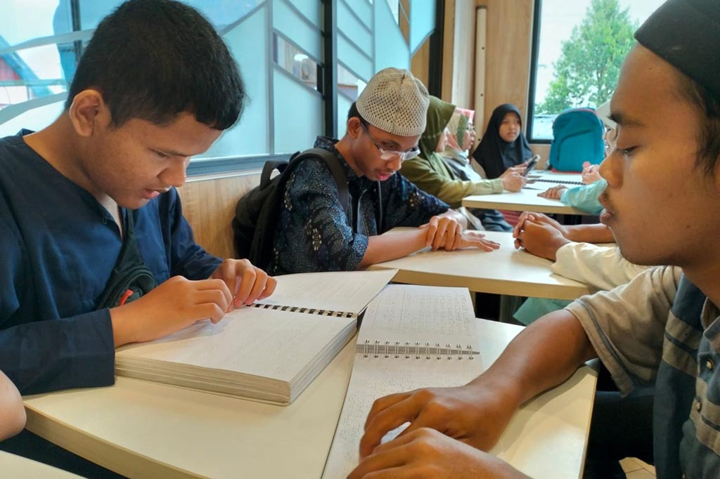 Para karyawan restoran menyambut belasan penghapal Al Quran Braille untuk melakukan tadarus menjadi sebuah inisiatif yang tidak hanya membawa cahaya ke dalam kegelapan fisik mereka, tetapi cahaya spiritual bagi orang yang ada di sekitarnya. Kegiatan tadarus braille diinisiasi para guru pendidik di Sekolah Luar Biasa (SLB) tergabung dalam Paguyuban Pegiat Disabilitas Tasikmalaya (PAPEDITAS), Komunitas Pagar Tasikmalaya, Kejar Mimpi, pegiat Sosial dan Lingkungan Republik Aer Tasikmalaya.