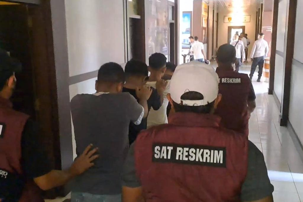 Aparat kepolisian Polresta Kupang Kota berhasil mengamankan 4 pelaku pengeroyokan terhadap seorang anggota TNI Angkatan Darat Yonif 743 Kupang.