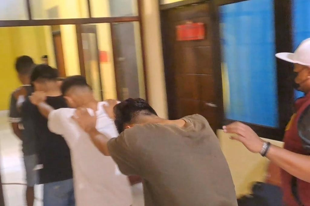 Kasat Reskrim Polresta Kupang Kota, AKP Yohanes Suhardi, saat dikonfirmasi, membenarkan kejadian pengeroyokan ini, karena korban saat itu sempat menegur salah satu pelaku karena mengendarai motor dengan knalpot racing yang menggangu pasien di klinik. Namun, pelaku tidak terima, sehingga pelaku pun memanggil beberapa temannya untuk memukul dan mengeroyok korban. Pengeroyokan ini dilakukan di depan Klinik, yang mengalami luka lebam disekujur tubuh dan wajah korban.