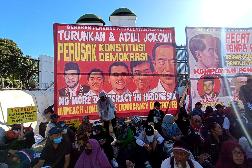 Massa yang merupakan gabungan dari berbagai aliansi ini berdemonstrasi, mendesak anggota DPR mengajukan hak angket untuk memakzulkan Presiden Jokowi.