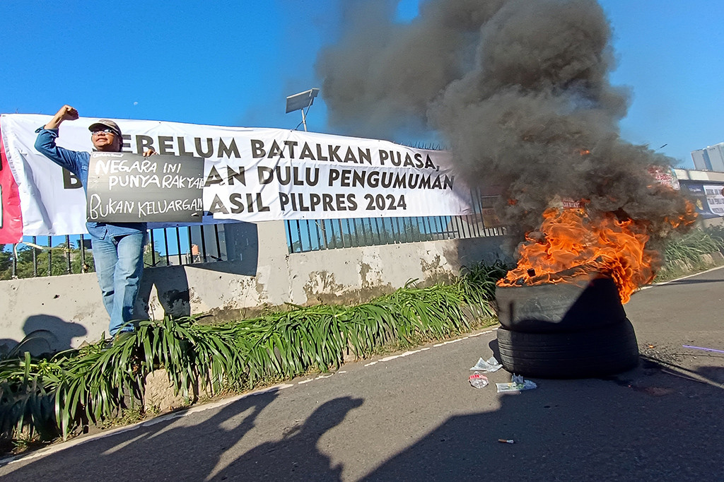 Tuntutan agar Presiden Jokowi mundur atau dimakzulkan karena dianggap bertanggung jawab atas dugaan kecurangan Pemilu 2024.