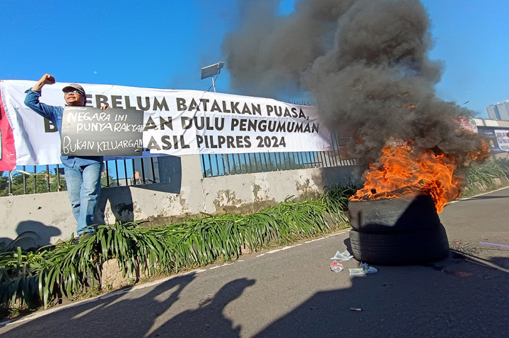 Tuntutan agar Presiden Jokowi mundur atau dimakzulkan karena dianggap bertanggung jawab atas dugaan kecurangan Pemilu 2024.