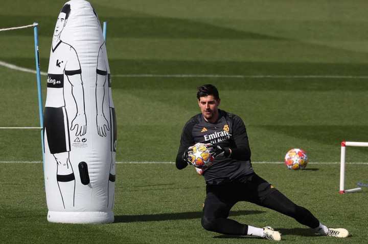Kiper asal Belgia itu telah menepi sejak Agustus tahun lalu karena mengalami cedera ligamen ikat pada lutut kirinya. Ia sempat digadang-gadang akan kembali membela Real pada pekan-pekan terakhir musim ini.