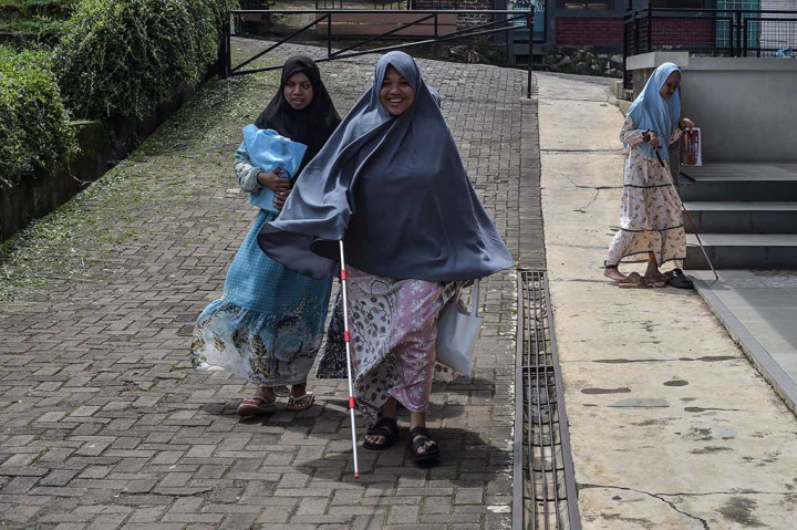 Kumandang Azan dari Masjid Darushudur Sekegawir, Kabupaten Bandung, Jawa Barat, terdengar jelas dari berbagai penjuru pesantren. Para santri berbondong-bondong menuju masjid untuk menunaikan ibadah salat zuhur. Setelahnya, mereka tak langsung meninggalkan masjid tetapi menunaikan kewajiban untuk setoran hafalan atau biasa disebut murojaah.