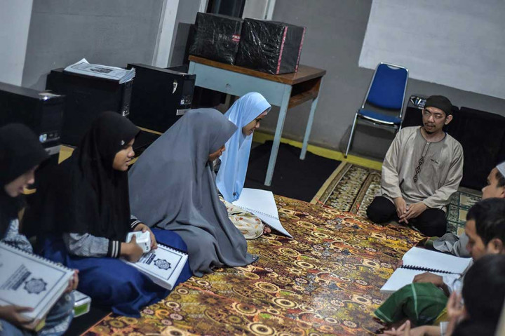 Dalam sehari, para santri dapat menghafal satu hingga tiga halaman ayat suci Alquran. Jari jemari mereka tak lelah meraba setiap huruf yang tertulis dalam Alquran, sementara mulut mereka merapal setiap bacaannya. Ya, kondisi mereka yang merupakan disabilitas tuna netra tidak menjadi halangan. Mushaf Alquran dengan huruf braille sudah layaknya teman hidup.