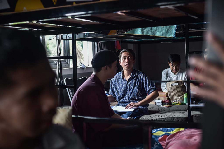 Sebanyak 24 santri, yang terdiri dari 15 santri laki-laki dan 9 perempuan, dari berbagai daerah di Indonesia tinggal di Pondok Pesantren Tuna Netra Sam'an Darushudur, Cimenyan, Kabupaten Bandung, Jawa Barat. Pada periode tiga tahun awal, mereka mengenyam pendidikan dan hafalan Alquran dengan metode bunyi-bunyian atau biasa disebut metode sam'an. 