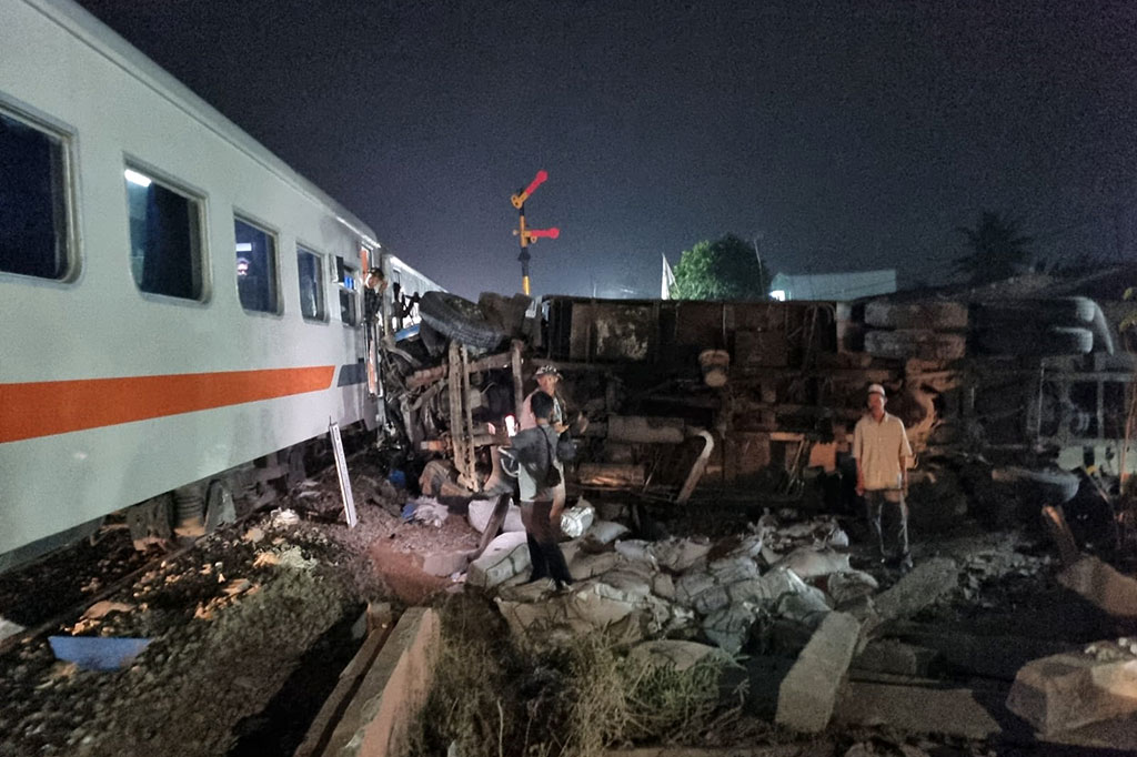 KA Putri Deli (U76A) relasi Medan-Tanjung Balai menabrak truk yang menerobos perlintasan terjaga (JPL Nomor 31) Km 44+300 petak jalan antara Stasiun Perbaungan-Stasiun Lidah Tanah, Serdang Bedagai, Selasa, 19 Maret 2024 malam.