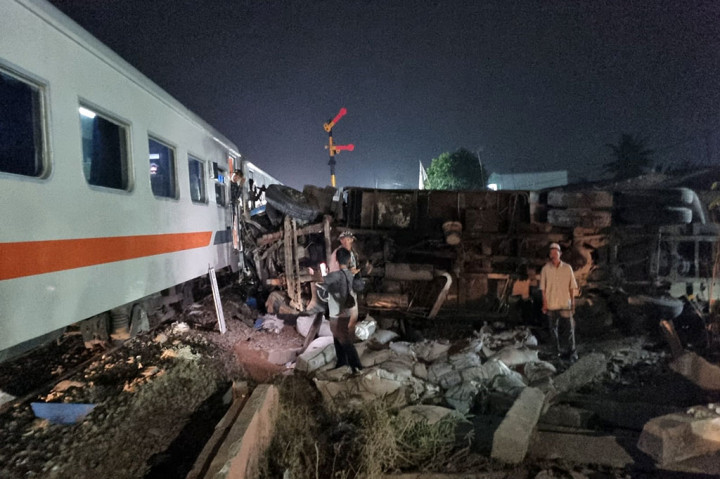 KA Putri Deli (U76A) relasi Medan-Tanjung Balai menabrak truk yang menerobos perlintasan terjaga (JPL Nomor 31) Km 44+300 petak jalan antara Stasiun Perbaungan-Stasiun Lidah Tanah, Serdang Bedagai, Selasa, 19 Maret 2024 malam.