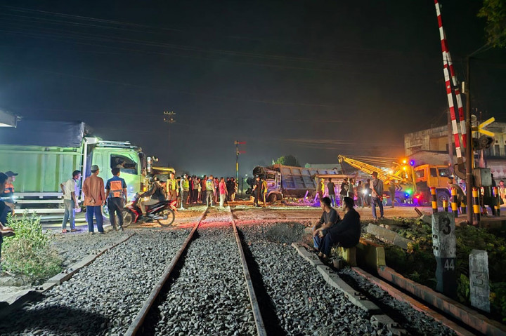 Polres Serdang Bedagai, Sumatera Utara terus memburu sopir yang membawa truk tronton bermuatan pupuk pascatabrakan dengan KA Putri Deli di Kabupaten Serdang Bedagai, Selasa, 19 Maret 2024 malam. 