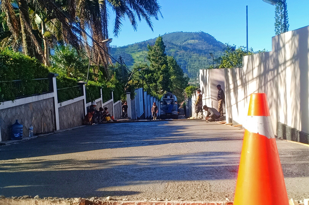 Hal tersebut merupakan langkah terakhir warga yang kesal lantaran pemerintah lambat menanggapi keluhan warga, padahal Jalan Bukanagara kondisinya makin parah.
