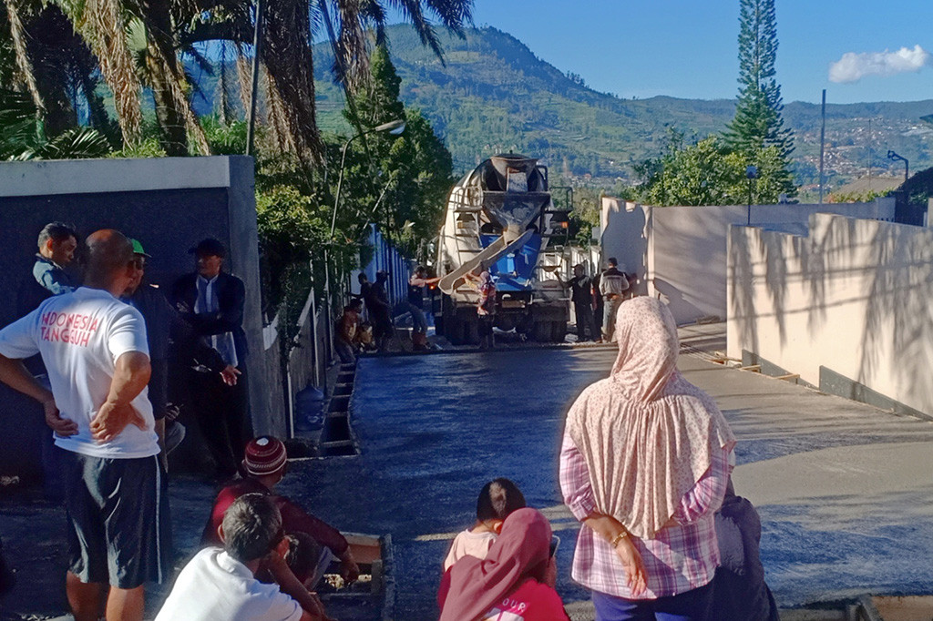 Warga Desa Pagerwangi, Kecamatan Lembang, Kabupaten Bandung Barat melakukan penggalangan dana alias urunan untuk memperbaiki jalan rusak.