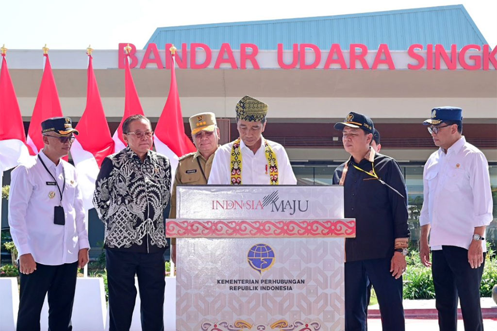 Presiden menjelaskan bahwa Bandara Singkawang dibangun melalui skema kerja sama pemerintah dan badan usaha (KPBU), dan juga bantuan corporate social responsibility (CSR) dari para pengusaha lokal di Kota Singkawang.
