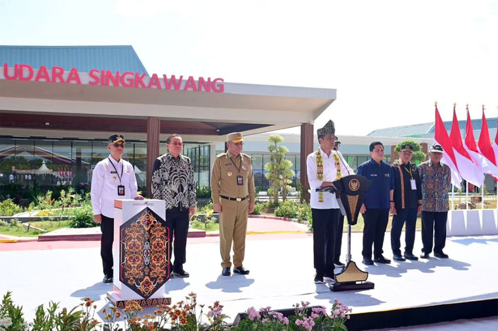 Berdasarkan laporan dari Menteri Perhubungan (Menhub) Budi Karya Sumadi, Presiden menyebutkan dana pembangunan Bandara Singkawang berasal dari Anggaran Pendapatan dan Belanja Negara (APBN) sebesar Rp272 miliar, dan juga dari para pengusaha lokal Rp155 miliar.