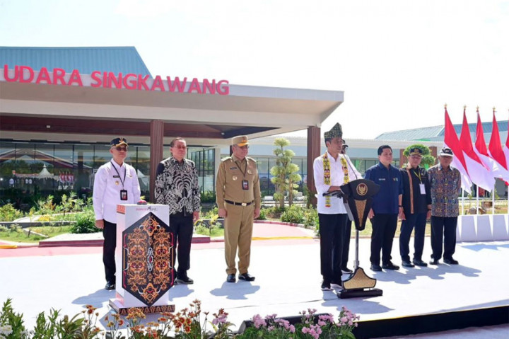 Berdasarkan laporan dari Menteri Perhubungan (Menhub) Budi Karya Sumadi, Presiden menyebutkan dana pembangunan Bandara Singkawang berasal dari Anggaran Pendapatan dan Belanja Negara (APBN) sebesar Rp272 miliar, dan juga dari para pengusaha lokal Rp155 miliar.