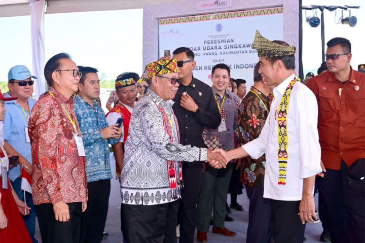 Presiden meminta kepada Menhub bahwa dengan beroperasinya Bandara Singkawang, maka segera disiapkan maskapai-maskapai yang melayani rute ke Singkawang.