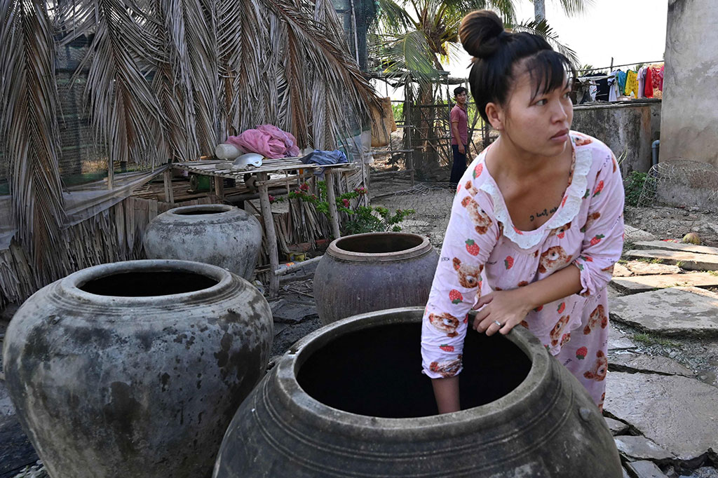 Setiap hari, seorang petani Nguyen Hoai Thuong berdoa  agar hujan turun di tanah kering yang retak di kebunnya di Delta Mekong, Vietnam – pusat pertanian 'mangkuk nasi' di negara tersebut.