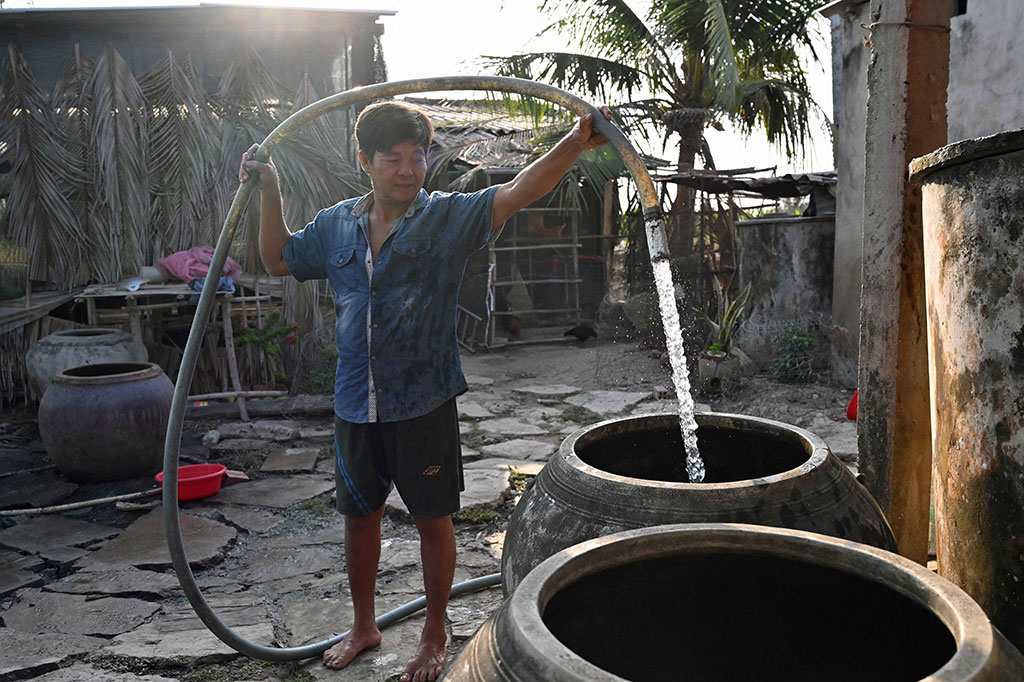 “Kami tidak memiliki sumber air segar di bawah tanah untuk digunakan sementara air permukaannya asin,” katanya ketika ayahnya memompa air dari wadah bergerak ke dalam tangki penyimpanan berkapasitas 1.000 liter milik keluarga.
