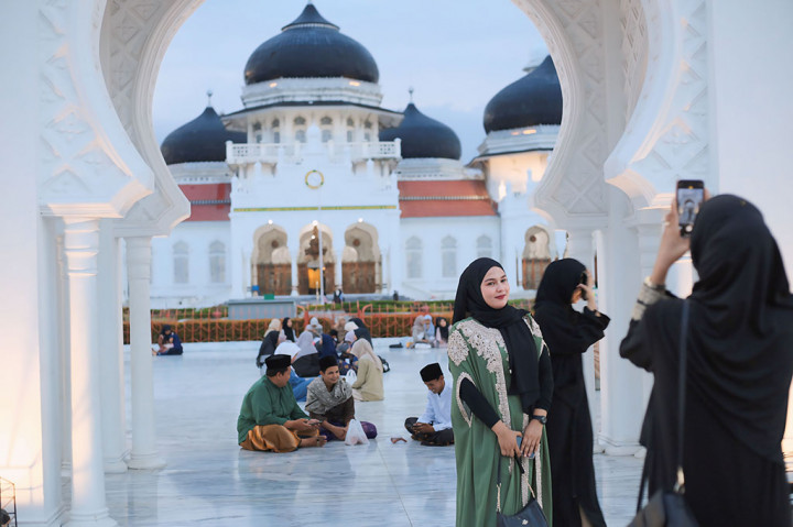 Masjid Raya Baiturrahman (MRB), salah satu ikon terkenal di Aceh, kembali menjadi pusat perhatian ketika umat Islam berkumpul untuk menikmati indahnya senja sambil menunggu waktu untuk berbuka puasa (ngabuburit). 
