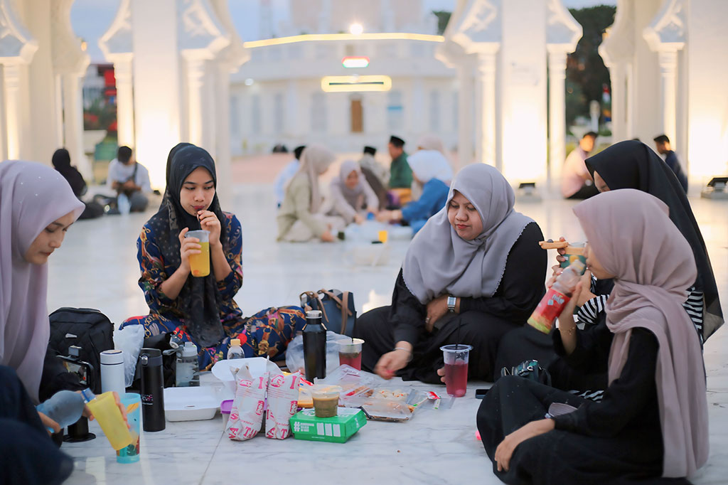 Salah seorang warga Kota Banda Aceh, Mutia, mengatakan, berbuka puasa di pekarangan Masjid Baiturrahman adalah pengalaman yang sangat istimewa baginya.