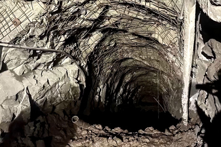 Sebuah batu runtuh telah menjebak lebih dari selusin penambang di sebuah tambang emas di timur jauh Rusia. Kremlin, Selasa, 19 Maret 2024 waktu setempat, mengatakan pihaknya melakukan segala upaya untuk menyelamatkan mereka. 