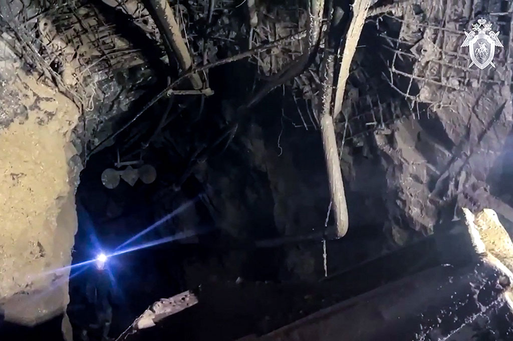 Menurut laporan badan-badan pemerintah Rusia, 13 penambang diyakini berada di bawah reruntuhan tambang Pioneer di wilayah Amur, salah satu tambang emas terbesar di Rusia dalam hal kapasitas pemrosesan.